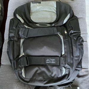 BRAND NEW Oakley 30L Backpack - Black and Grey